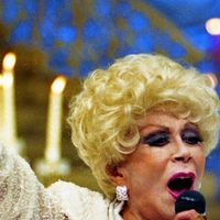 'Era um milagre': com + de 80 anos, Dercy Gonçalves adiou cirurgia de emergência de câncer de estômago para fazer 3 shows por um motivo inusitado