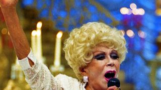 'Era um milagre': com + de 80 anos, Dercy Gonçalves adiou cirurgia de emergência de câncer de estômago para fazer 3 shows por um motivo inusitado