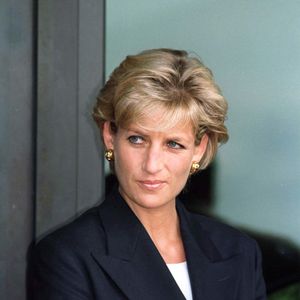 Ao ver um par de sapatos da Chanel, Princesa Diana reagiu imediatamente e disse que não poderia usar os 'Cs ligados'