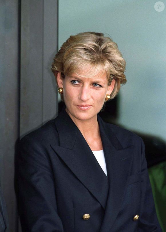 Ao ver um par de sapatos da Chanel, Princesa Diana reagiu imediatamente e disse que não poderia usar os 'Cs ligados'