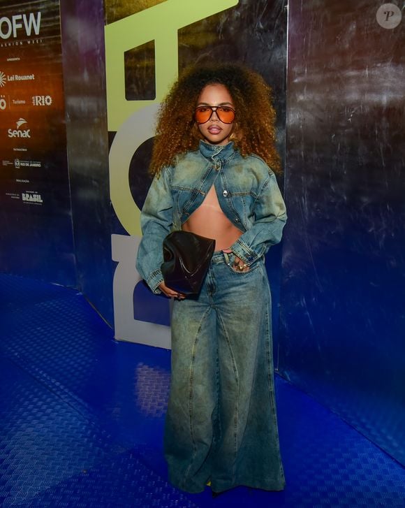 Rio Fashion Week 2026: ex-BBB Giovanna Pitel dispensou o sutiã em um conjunto jeans com a aparência suja