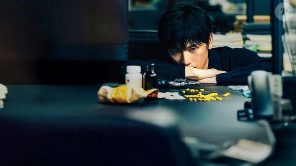 'Conexão': um detetive viciado à força em uma nova droga une forças com uma repórter para desvendar uma rede de corrupção e vingança que ameaça destruir suas vidas