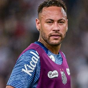 Neymar foi envolvido em uma nova polêmica ao ser flagrado curtindo a foto de uma modelo no Instagram