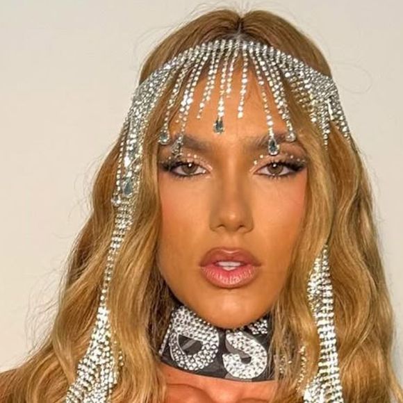 Carnaval 2025: Virgínia Fonseca exibe seios e calcinha em vestido transparente SUPER ousado para Desfile das Campeãs no Rio.