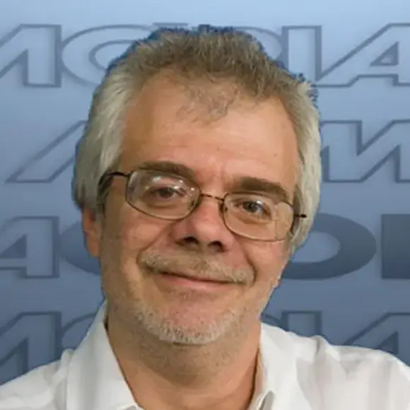 O autor Carlos Lombardi fez críticas públicas a Mel Lisboa em entrevista ao site Notícias da TV e disse que ‘nunca viu’ uma atriz abandonar uma novela para fazer teatro