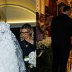 Vestido de noiva sem alças, capa gigantesca presa no pescoço e aplicação de flores: esposa de Thiago, dupla de Thaeme, Geórgia Fröhlich aposta no romantismo em casamento luxuoso. Fotos!