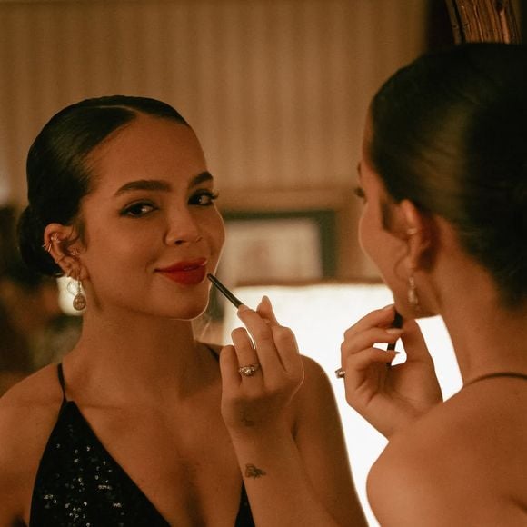 Entre penteados elegantes e looks marcantes, o destaque ficou por conta do batom vermelho intenso usado por Mirna