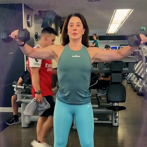 Ícone da TV e do teatro, Claudia Raia revela por que a musculação virou prioridade em sua rotina de saúde aos 59 anos