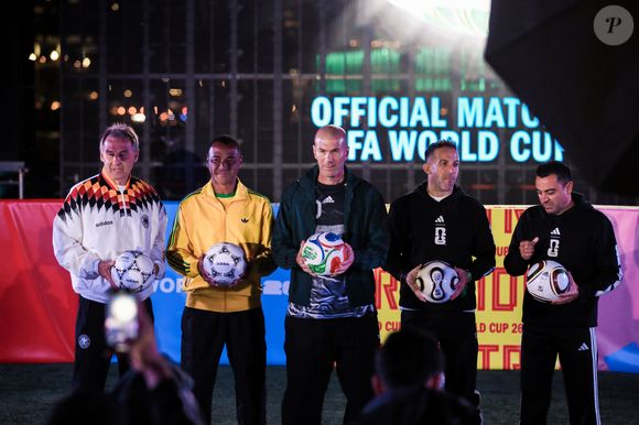 Zidane segue como o nome mais cotado para assumir a França, mas dirigente adota cautela