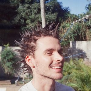 Quem já imaginou ver João Lucas com este visual? Foto foi tirada para um projeto musical