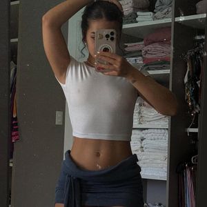 Mel Maia vem exibindo a barriga seca com 1h30 de treinos físicos