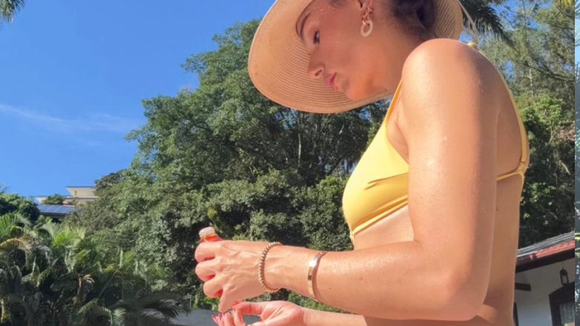 Pegando um bronze! Isis Valverde, aos 39 anos, exibe corpão de biquíni em tarde de piscina e mostra o que está lendo