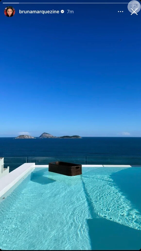 No aniversário de Bruna Marquezine, detalhes da cobertura onde Shawn Mendes está hospedado voltaram a chamar atenção. Segundo o Jornal O Globo, o triplex na Zona Sul do Rio oferece vista panorâmica de 360 graus para o mar, piscina de borda infinita e ambientes distribuídos em três pavimentos