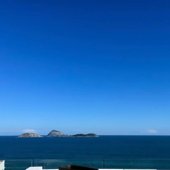 No aniversário de Bruna Marquezine, detalhes da cobertura onde Shawn Mendes está hospedado voltaram a chamar atenção. Segundo o Jornal O Globo, o triplex na Zona Sul do Rio oferece vista panorâmica de 360 graus para o mar, piscina de borda infinita e ambientes distribuídos em três pavimentos