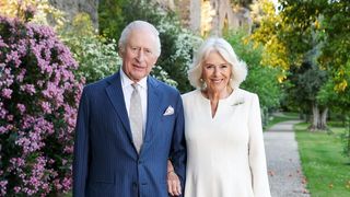 6 colheres de prata da Tiffany & Co, mel caseiro e sino da 2ª Guerra Mundial: os presentes valiosos e pouco comuns trocados por Rei Charles III, Camilla, Donald Trump e Melania