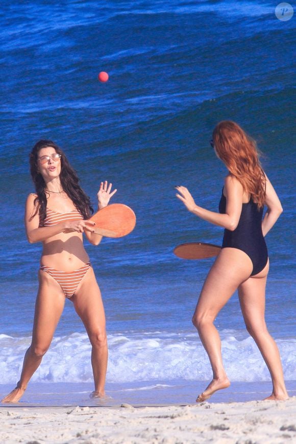 Entre sorrisos e carícias, Alanis Guillen e Gabriela Medvedovski registram cenas do casal 'Loquinha' em Três Graças