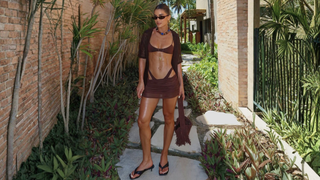 Nem Havaianas, nem Melissa: o chinelo com saltinho, febre nos anos 90, volta e promete looks de verão mais elegantes