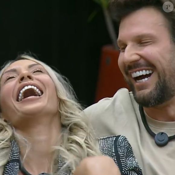 Talira e Rafael gargalharam, debochando de Gretchen