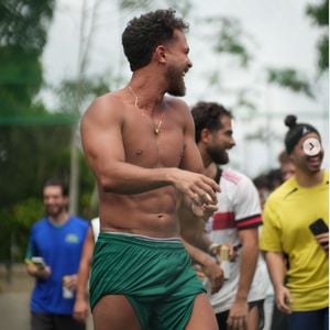 O corpo de André Luiz Frambach roubou a cena e Larissa Manoela confirmou: 'Passo muito bem'