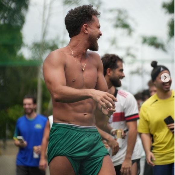 O corpo de André Luiz Frambach roubou a cena e Larissa Manoela confirmou: 'Passo muito bem'