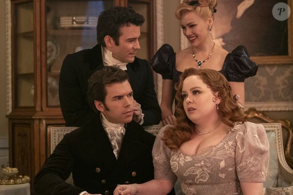 A série 'Bridgerton' é adaptada dos livros de Julia Quinn, mas também tem feito mudanças importantes na trama