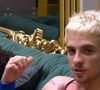 Juliano Floss é agarrado com Babu Santana, assim como Alexandre era com Diná