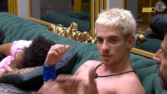 Juliano Floss é agarrado com Babu Santana, assim como Alexandre era com Diná