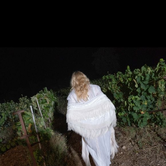 Aos 68 anos, Madonna revisitou referências dos anos 1970 com um vestido branco tipo chemise, marcado por renda, pregas delicadas e detalhes vazados