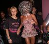 Adriane Galisteu chega à Sapucaí com acessório diferentão na cabeça: o acessório de cabeça da famosa chamou atenção nas fotos