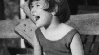 Por volta de 1967, essa menina de cabelo curto e franja jamais imaginou ser atriz famosa; hoje é uma linda estrela de Hollywood e forte concorrente a grande prêmio