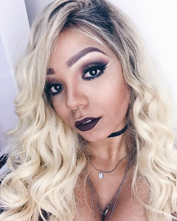 Já nesta foto, Brunna Gonçalves apostou no loiro, mas já mais longo e ondulado