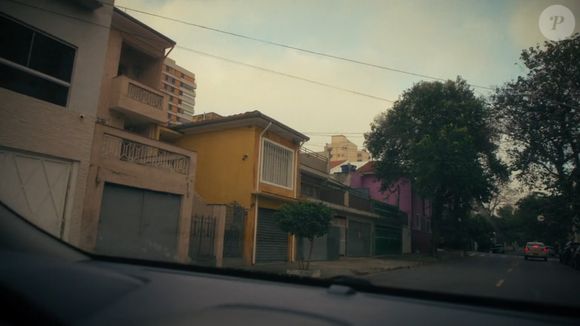 Adriane Galisteu foi surpreendida por Ayrton Senna quando piloto emprestou o carro ao irmão dela ao chegarem à casa da família: 'Me deu uma tremedeira. Pensei assim 'meu irmão vai sair com esse carro, vender esse carro e só voltar quando o dinheiro acabar''