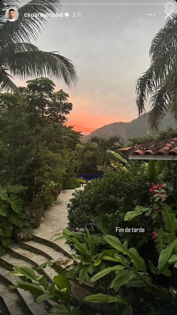 Após reunião emergencial com direção da Globo, Cauã ignora polêmicas e publica momento de descanso com vista paradisíaca no Joá.