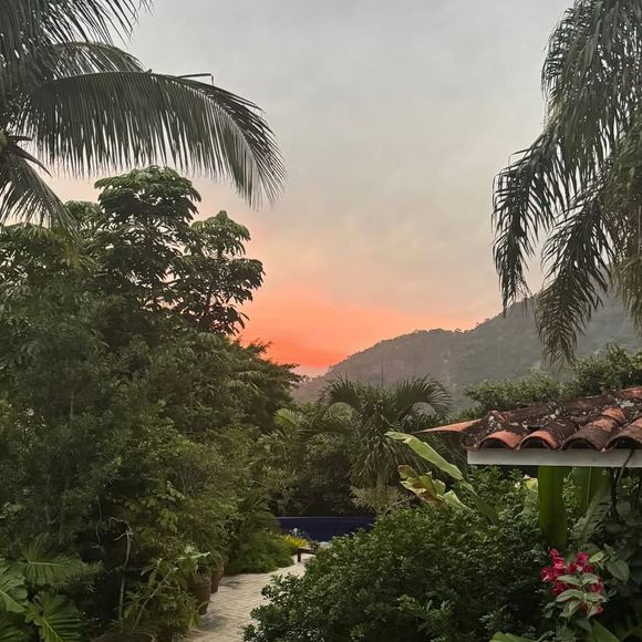 Após reunião emergencial com direção da Globo, Cauã ignora polêmicas e publica momento de descanso com vista paradisíaca no Joá.