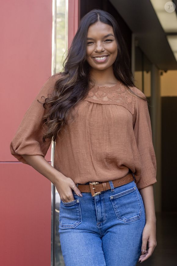 Maggye (Mell Muzzillo) sofre com a inveja de Lucélia (Daphne Bozaski)