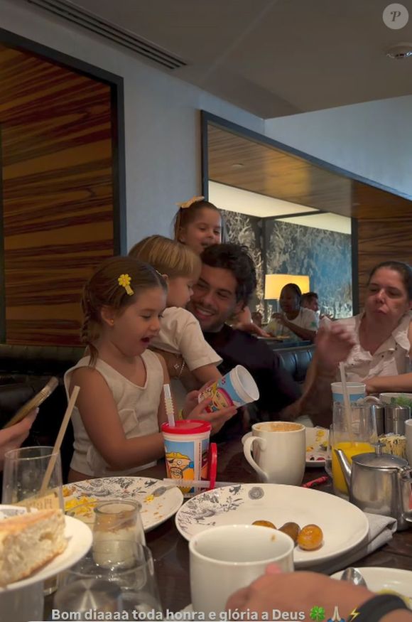 Zé Felipe mostrou ter começado o domingo, 11 de outubro de 2026 ao lado dos filhos