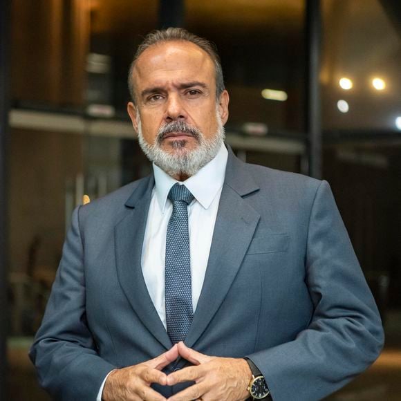 Jairo (André Mattos), figura central na delegacia e mentor de Paulinho, decide se aposentar. Antes de deixar o cargo, ele indica Paulinho como seu sucessor no comando da delegacia.