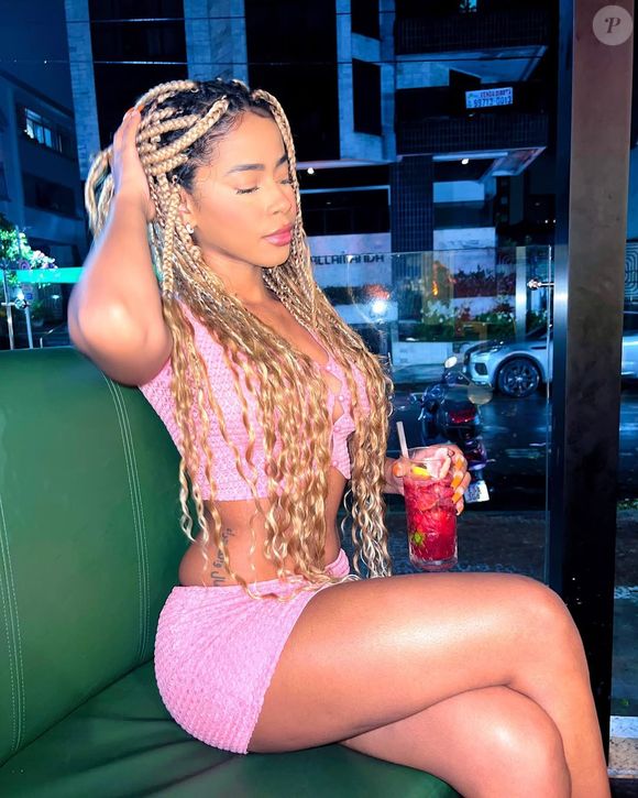 Já nesta versão, Lorena Maria apostou no loiro para dar uma repaginada no visual