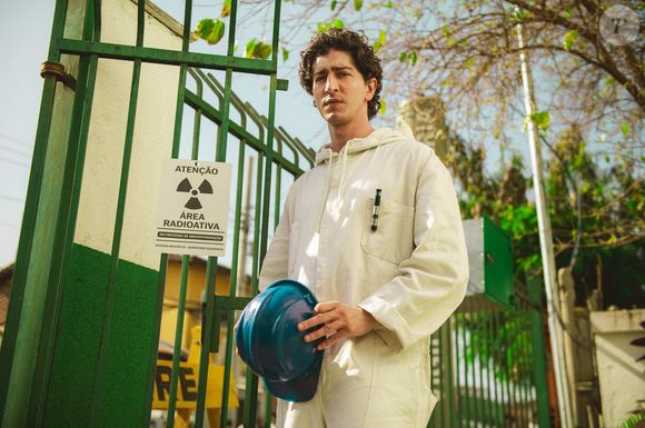 Johnny Massaro é um dos protagonista de ‘Emergência Radioativa’, fenômeno da Netflix