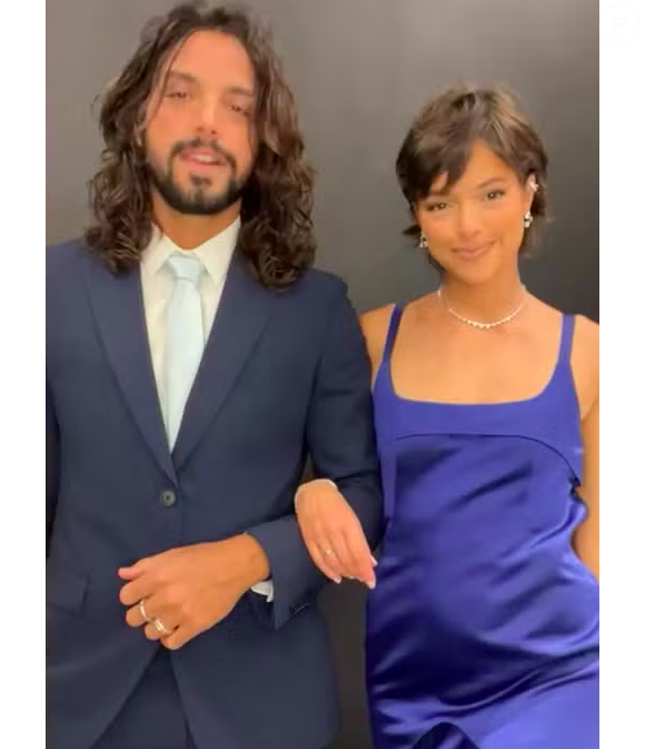 Para o casamento, Agatha Moreira escolheu um vestido azul simples com alças finas