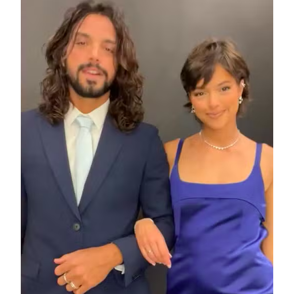 Para o casamento, Agatha Moreira escolheu um vestido azul simples com alças finas