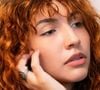 Em 2026, o cabelo cacheado aparece com propostas cheias de textura e franjas que ajudam a destacar o rosto de forma elegante