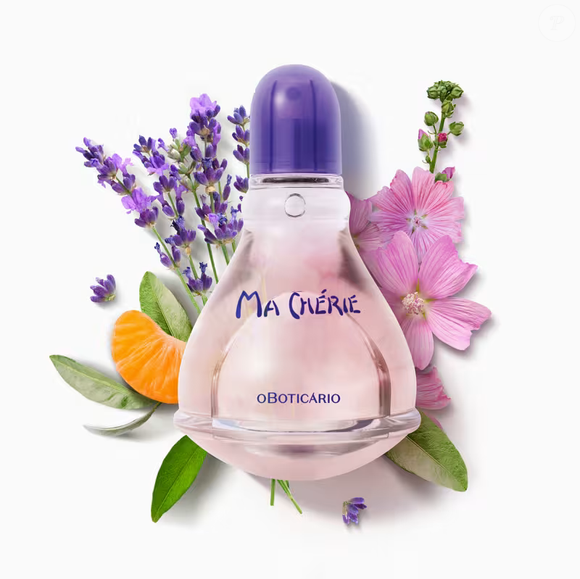 A fragrância aposta em um clima nostálgico, daqueles que parecem fazer a gente voltar no tempo logo na primeira borrifada. As primeiras notas trazem a leveza da lavanda combinada ao frescor da bergamota. Depois, o perfume ganha um toque confortável e delicado com fundo de musk e sândalo