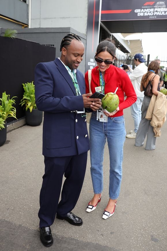 Usar o celular enquanto caminha pela rua ou durante trajetos em transporte público virou um comportamento corriqueiro, mas especialistas alertam que o hábito vai muito além de uma simples distração.