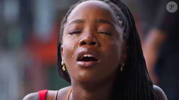 Leona (Clara Moneke) implora por manter emprego após ser vista aos beijos com Davi (Rafael Vitti)