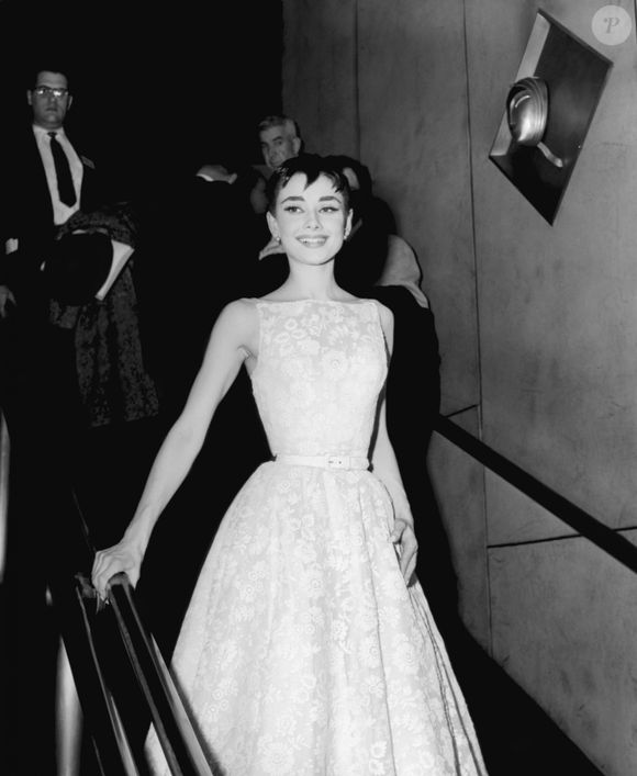 Antes mesmo desse termo existir, Audrey já representava o luxo silencioso — roupas de alta qualidade, mas sem ostentação.