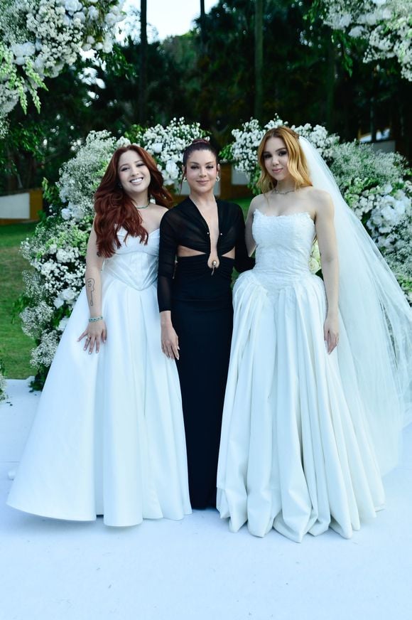 O casamento de Mari Fernandez e Júlia Ribeiro movimentou o interior de São Paulo com uma cerimônia diurna repleta de elegância e estilo nesta terça-feira (14)