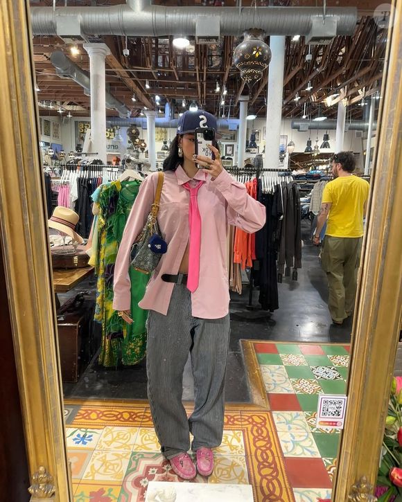 A tendência rosa bebê nas roupas está por toda parte, e pode ser usada nesta meia estação do ano de 2026.