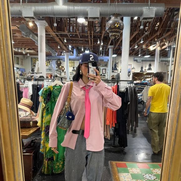 A tendência rosa bebê nas roupas está por toda parte, e pode ser usada nesta meia estação do ano de 2026.