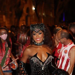 Erika Januza não fez referência ao namorado e usou ‘Furacão’ na coleira, apelido da bateria da Viradouro